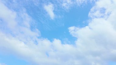 Huzurlu, dingin, beyaz bulutlu mavi gökyüzü.