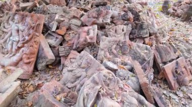 Eski heykellerin ve fresklerin etrafa saçıldığı terk edilmiş bir seramik atölyenin kalıntıları işçiliğin tarihini gözler önüne seriyor.