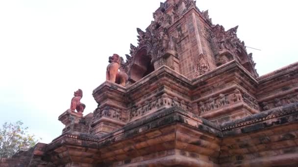 Духовная Атмосфера Азии Этой Спокойной Съемкой Священной Статуи Храма Посреди — стоковое видео