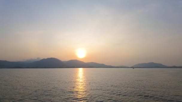 Sakin Bir Gün Batımının Dingin Güzelliği Güneşin Arka Planında Batan — Stok video