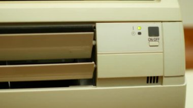 Klima kullanmanın kolaylığını, güç düğmesine basma ve pervanelerin hareketini, işlevselliğini ve kullanım kolaylığını gösteren sahnelerle tecrübe edin.