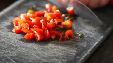 Taze vişneli domatesler bıçak ile ustalıkla dilimlenir. Salata hazırlama ve yemek pişirme dersleri için birebirdir.