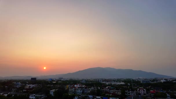 Pemandangan Menakjubkan Matahari Terbenam Belakang Pegunungan Sementara Kota Bawah Transisi — Stok Video