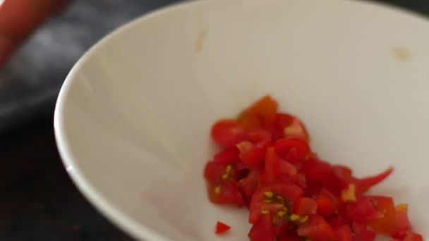 Friss Cseresznye Paradicsom Szakszerűen Szeletelt Vágódeszka Késsel Tökéletes Saláta Elkészítése — Stock videók