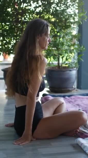 バルコニーの家の外に座っている幸せな若い女性 — ストック動画