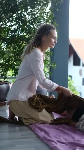 Šetrné Umění Rebozové Masážní Terapie Pečující Praxe Která Podporuje Relaxaci — Stock video