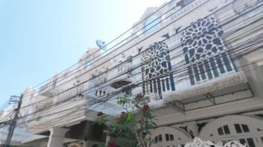 Şehrin klasik bir bölgesinin cazibesi, güzel mavi bir gökyüzünün zeminine karşı duran şık beyaz evler, sonsuz bir zarafet ve mimari güzellik yayıyor. Mimarlık için mükemmel.