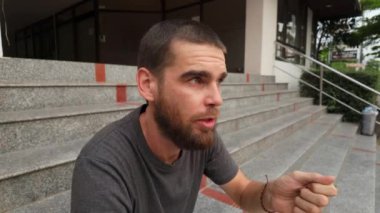 Adam tutkuyla konuşuyor, hareketli bir şekilde mesajını coşkuyla ve coşkuyla iletiyor. İletişim atölyeleri, konuşma ipuçları ve motivasyon içeriği için mükemmel