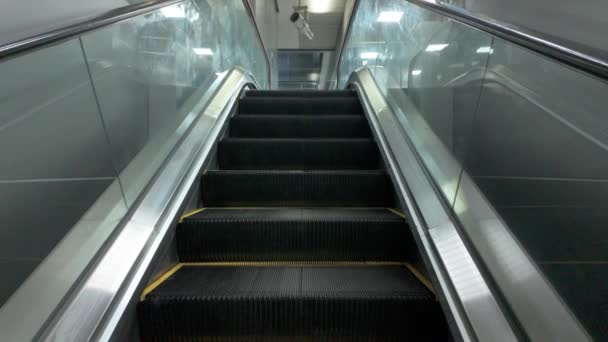 Escaleras Mecánicas Vacías Asciende Suavemente Sin Transportar Pasajeros Pero Mostrando — Vídeos de Stock