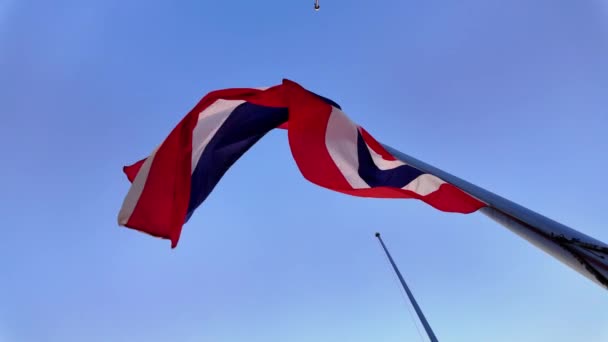Bandeira Tailandesa Como Ele Graciosamente Desenrola Flutters Brisa Simbolizando Espírito — Vídeo de Stock