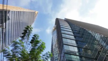 Bangkok 'un yüksek gökdelenleri mavi gökyüzüne karşı yükselirken, hareketli metropolün ufuk çizgisinde cam ve betonu harmanlıyorlar. Şehir keşfi, mimari gösteriler ve şehir manzarası için mükemmel.
