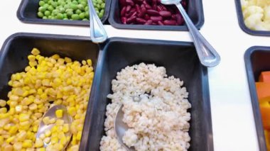 Kendi salata istasyonunu kurmak için salata hazırlama, kişiselleştirilebilir salata deneyimi için çeşitli taze malzemeler sunma