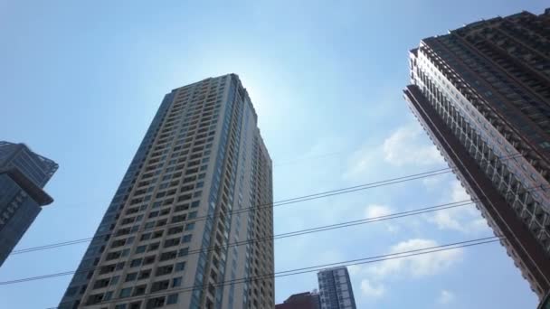 バンコクの高層ビルは 青空に立ち上がり ガラスとコンクリートを混ぜて賑やかな大都市のスカイラインで 都市探検 建築ショーケース 都市景観に最適 — ストック動画