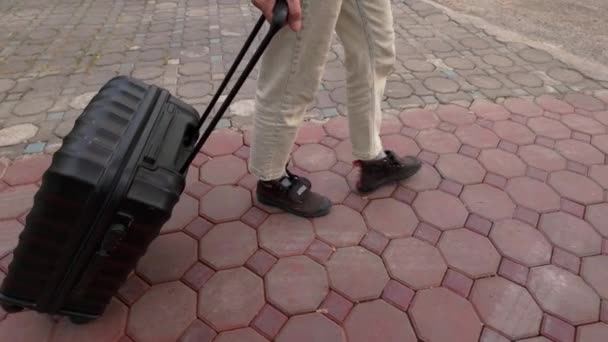 Man Met Zijn Koffer Zinspelend Een Reis Uitvoering Zijn Bedoelingen — Stockvideo