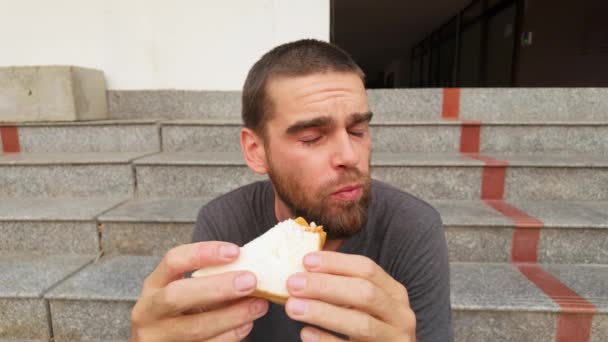 Viajante Solitário Entrar Sanduíche Enquanto Sentado Degraus Incorporando Essência Cultura — Vídeo de Stock