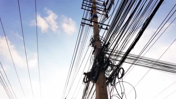 Силует Електричних Проводів Перетинаються Тлі Азіатського Неба Символізує Сучасну Інфраструктуру — стокове відео