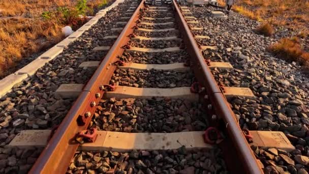 Περίπλοκο Δίκτυο Σιδηροδρομικών Γραμμών Στρωτήρων Και Σιδηροτροχιών Που Σχηματίζουν Σιδηροδρομικό — Αρχείο Βίντεο