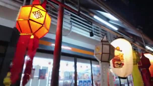 Завораживающий Вид Китайских Бумажных Фонарей Украшающих Улицу Рядом Магазином Создавая — стоковое видео