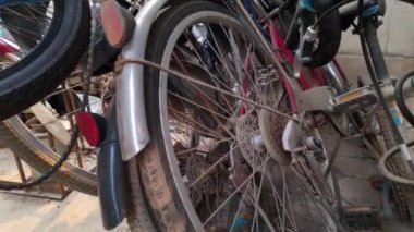 Klasik iki tekerlekli bisikletçilerin nostaljik çekiciliğini ve benzersiz detaylarını yakalayan antika bisikletlerin cazibesi. Eski motosiklet meraklıları, şehir keşfi videoları ve klasik müzik için mükemmel.