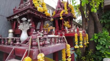 Tayland 'da bir ruh evinin kültürel önemi, koruyucu ruhlara ev sahipliği yaptığına inanılan geleneksel bir tapınak ve çevreye bereket getiriyor. Kültürel belgeseller için mükemmel