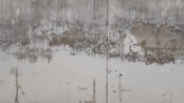 Gri beton bir grunge duvarın engebeli dokusu, şehir merkezleri, endüstriyel temalar ve sanatsal kompozisyonlar için mükemmel bir arka plan. Video arkaplanları, fotoğraf çekimleri ve tasarım için ideal