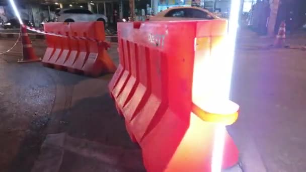 Cena Noturna Reparação Estradas Como Área Cortada Com Barreiras Vermelhas — Vídeo de Stock