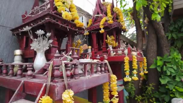 泰国的精神屋的文化意义 这是一个传统的神龛 相信可以容纳保护神 并为周边地区带来祝福 完美的文化纪录片 — 图库视频影像