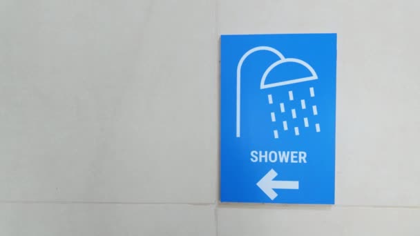 표지판으로 체육관을 탐색하면 샤워에가는 가리키고 체육관 이동자를위한 편리함과 접근성을 보장합니다 — 비디오