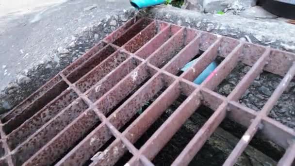 Cascata Gotas Água Hipnotizante Tubo Uma Grade Drenagem Mostrando Beleza — Vídeo de Stock