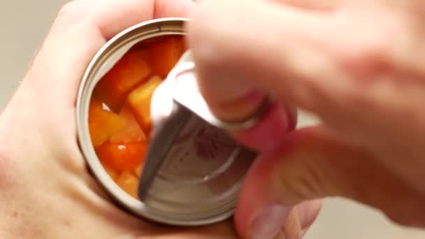 おいしい保存された果物にアクセスする利便性とシンプルさを示す 果物の缶を簡単に開く手として見てください — ストック動画