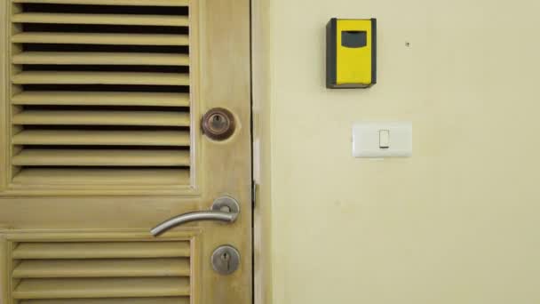在进入公寓的过程中 首先展示门铃的敲门声 然后使用锁匙 展示保安措施和进入程序 最适合回家了 — 图库视频影像