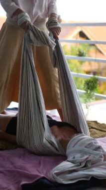 Nazik rebozo masaj terapisi, geleneksel dokuma kağıtları kullanarak rahatlama ve refahı teşvik eden bir uygulama. Sağlık meraklıları ve kişisel bakım dersleri için ideal.