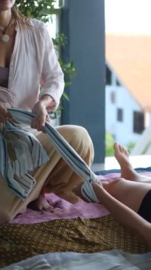 Nazik rebozo masaj terapisi, geleneksel dokuma kağıtları kullanarak rahatlama ve refahı teşvik eden bir uygulama. Sağlık meraklıları ve kişisel bakım dersleri için ideal.