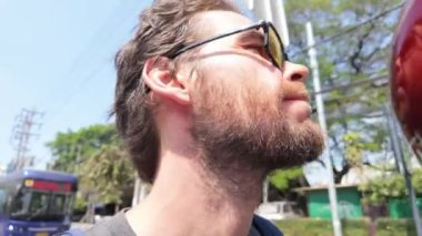 Genç bir turist olarak şehir manzarasını bir motosiklet taksisinin arkasından keşfeder, hareketli çevreyi izlerken manzara ve sesleri yakalar. Seyahat vlog 'ları için mükemmel, şehir