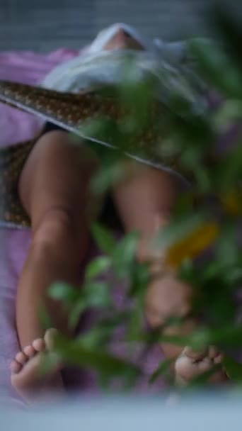 温文尔雅的利沃佐按摩疗法 一种通过使用传统编织包装来促进放松和幸福的方法 理想的健康爱好者 自理辅导 — 图库视频影像