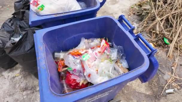 쓰레기 컨테이너로 플라스틱 오염의 폐기물 버려진 플라스틱 폐기물 재활용 Initiatives — 비디오
