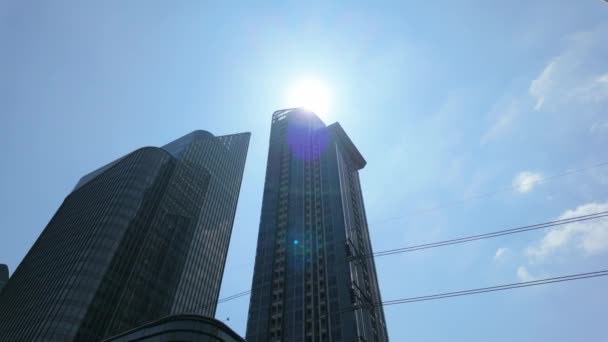 Grattacieli Torreggianti Bangkok Come Alzano Contro Cielo Blu Mescolando Vetro — Video Stock