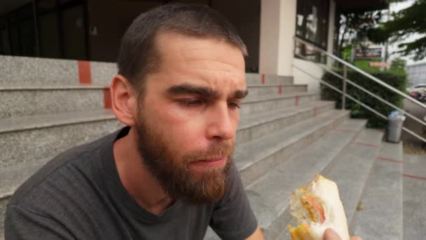 Yalnız Gezgin Basamaklarda Otururken Bir Sandviçe Dalmış Sırt Çantalı Kültürün — Stok video