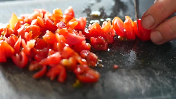 Los Tomates Cherry Frescos Cortan Expertamente Una Tabla Cortar Con — Vídeos de Stock