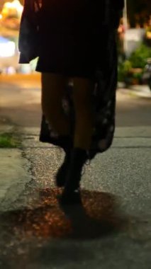 Şık giyimli, kimono giymiş bir kadınla gece yolculuğuna çıkın. Şehir sokaklarında parıldayan ışıklarla gezerken, şehir zarafetinin ve gece hayatının özünü yakalar.