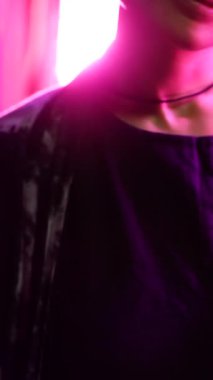 Gecenin cazibesini yakalayın. Bir kadın portresi, neon ışıklı şehir sokaklarının ve parlayan fenerlerin arka planında ortaya çıkar. Şehir hayatının canlı enerjisini ve gizemini somutlaştırır..