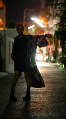 Şık giyimli, kimono giymiş bir kadınla gece yolculuğuna çıkın. Şehir sokaklarında parıldayan ışıklarla gezerken, şehir zarafetinin ve gece hayatının özünü yakalar.