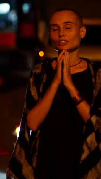 Vrouw Ondergedompeld Gebed Midden Van Het Bruisende Stadsgezicht Haar Oprechte — Stockvideo