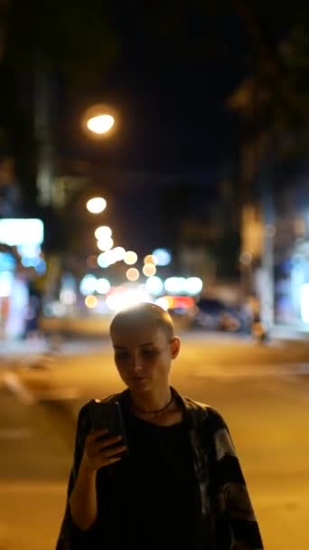 Женщина Время Ночной Прогулки Улицам Города Освещенная Светом Городских Огней — стоковое видео