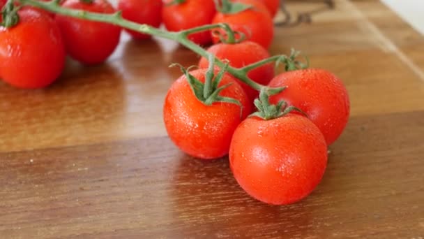 Cores Vibrantes Tomate Cereja Dispostos Sobre Mesa Cozinha Pronto Para — Vídeo de Stock