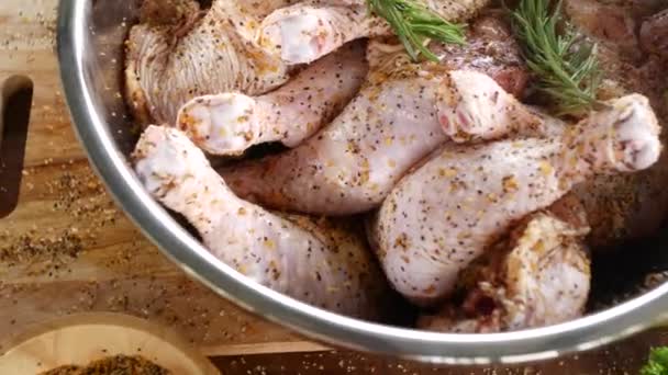 Friss Pácolt Csirkecombok Sistergése Fűszerekkel Fűszerezve Grillezésre Készen Kulináris Kiválóság — Stock videók