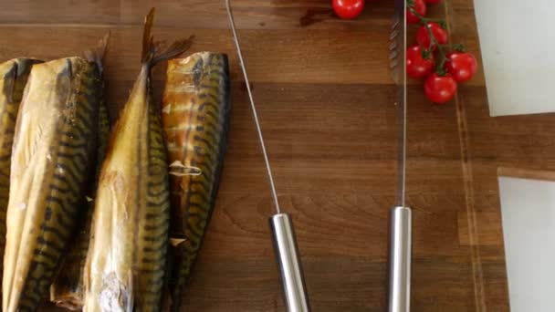 고등어의 절묘한 전통적인 하우스에서 요리사가 준비한 섬세함 물고기 흡연과 미식가 — 비디오