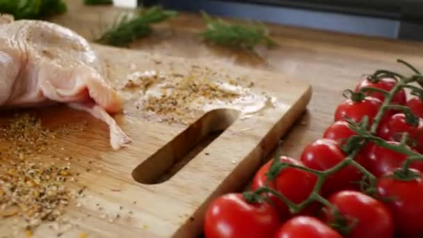 Aşçı Ustalığı Tavuk Butlarını Ustalıkla Terbiye Eder Aromatik Baharatlarla Sergiler — Stok video
