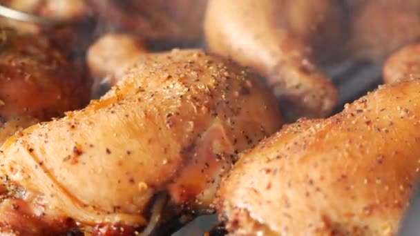 Izgarada Salamura Edilmiş Tavuk Budu Kokusu Dumanlı Sıcakta Cızırdıyor Izgara — Stok video