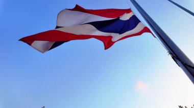 Tayland bayrağı nazikçe açılıp dalgalanırken Tayland 'ın ruhunu ve direncini sembolize ediyor. Vatansever gösteriler, kültürel kutlamalar ve ulusal gurur etkinlikleri için mükemmel.